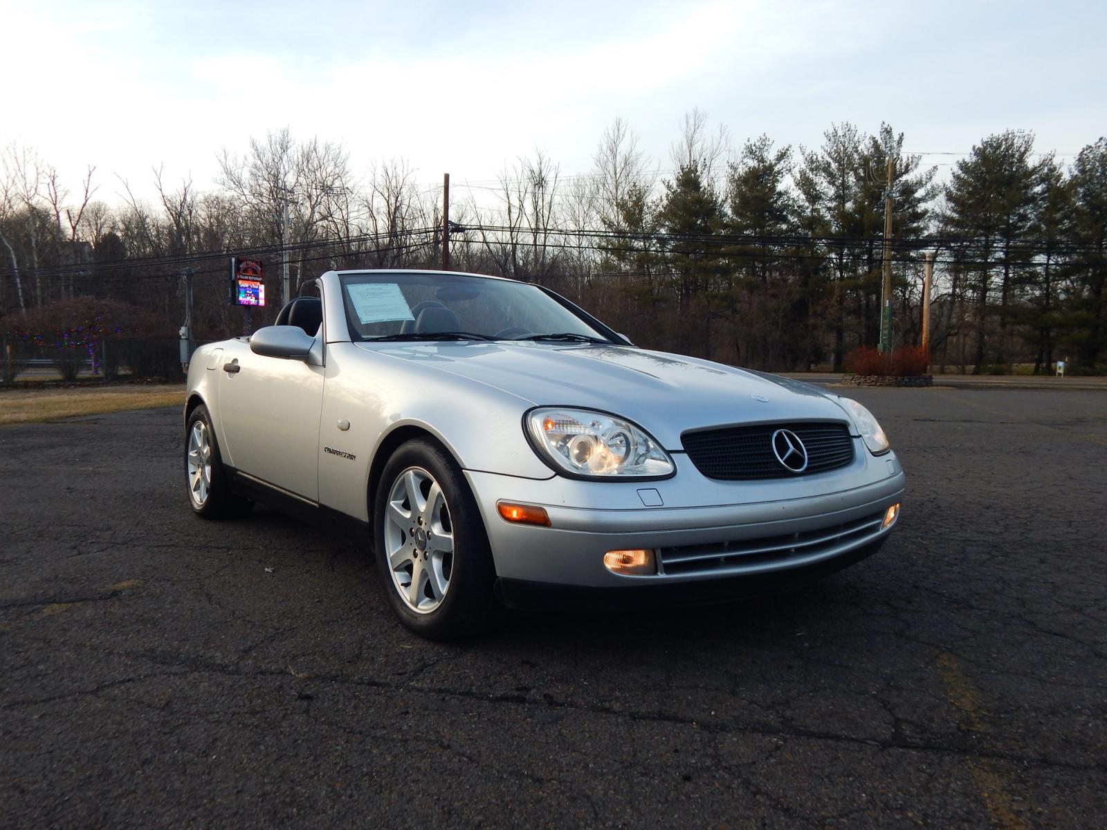 2000 Silver /Black Leather Mercedes-Benz SLK SLK230 (WDBKK47F2YF) with an 2.3L 4 cylinder supercharged engine, Automatic transmission, located at 6528 Lower York Road, New Hope, PA, 18938, (215) 862-9555, 40.358707, -74.977882 - Photo #15